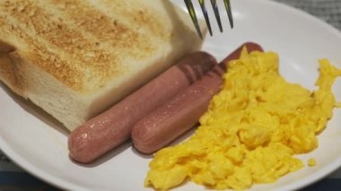 Hong Kong kahvaltı seti sosis, tost ve çırpma yumurta