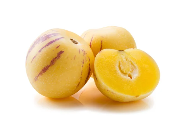 Solanum muricatum fruta fresca sobre fondo blanco —  Fotos de Stock