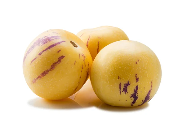Solanum muricatum fruta fresca sobre fondo blanco — Foto de Stock
