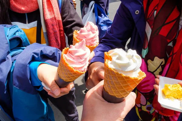 Vier zachte ijsjes met premium aardbeien en melk — Stockfoto