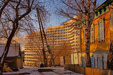 Kentsel zıtlıklar, kış gün batımı