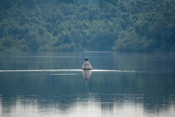 Boa Sul Fiume Riva Del Fiume — Foto Stock