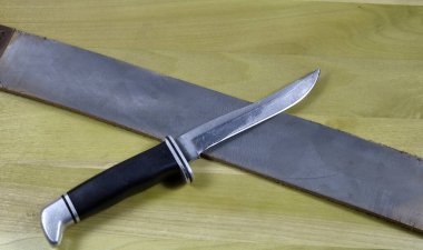 Kullanılmış Asılan Ustura Strop ve ahşap döşemeli av bıçağı