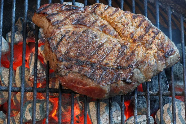 Hovězí Steak Vaří Grilu Dřevěném Uhlí — Stock fotografie