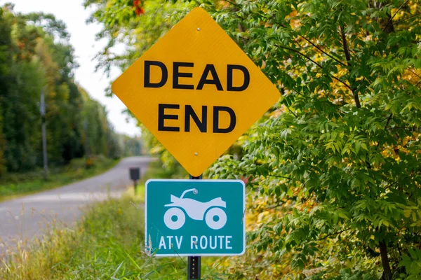 Drei Wege Stoppschild Auf Einer Landstraße Mit Bäumen Sommer — Stockfoto