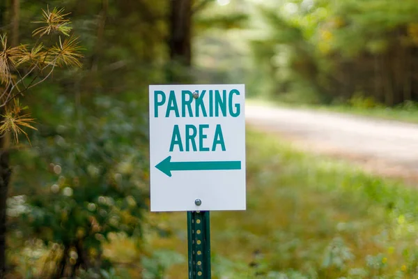 Schild Weist Auf Parkplatz Ländlichem Waldgebiet Hin — Stockfoto