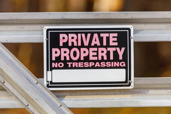 Inrespassing Sign Posted Rural Wooded Property Autumn Wybiórczy Ostrość Tło — Zdjęcie stockowe