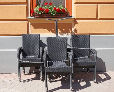 Sandalye bir pencere altında sokaklarda