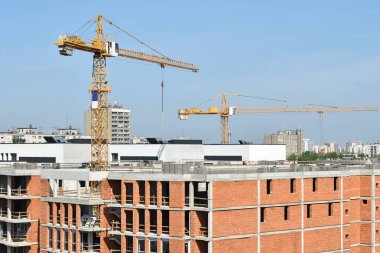 Kule vinç, şehirde yeni bir apartman inşaatı