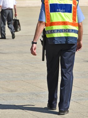Polis memuru sokakta yürüyor