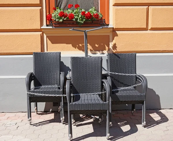 Sandalye bir pencere altında sokaklarda