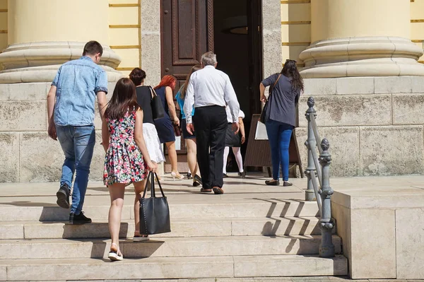 İnsanlar kiliseye gidiyorsun