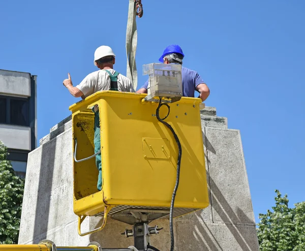 Construction workers outdoor in a lift