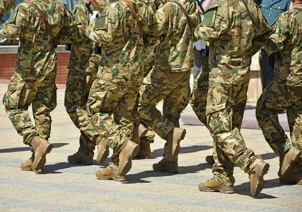 軍事パレードで行進している兵士 — ストック写真