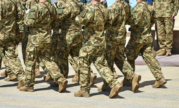 Солдаты Маршируют Военный Парад — стоковое фото