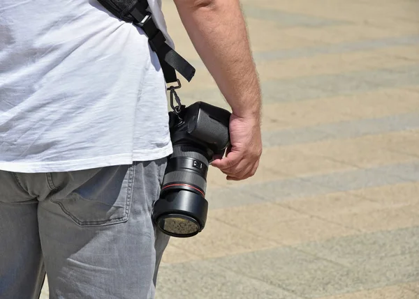 Fotógrafo Com Uma Câmera Dslr — Fotografia de Stock