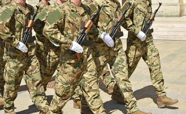 Żołnierze Maszerują Wojskowych Parad — Zdjęcie stockowe