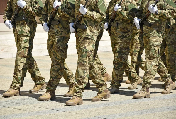 Στρατιώτες Βαδίζουν Κατά Στρατιωτική Παραδ — Φωτογραφία Αρχείου