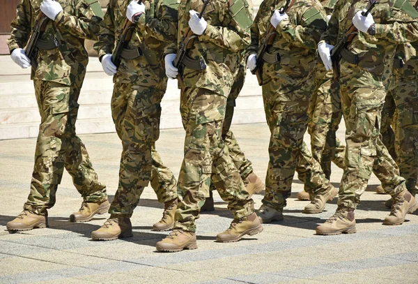 Soldados Estão Marchando Para Desfile Militar — Fotografia de Stock