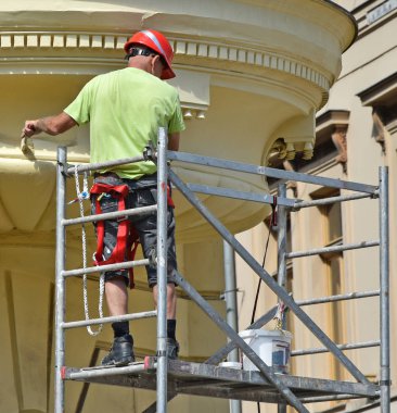 İnşaat işçisi bir çerçeve üzerinde çalışır