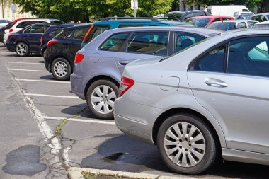 Araba şehir içinde park yerinde