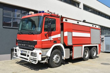 İtfaiye istasyonu yanındaki itfaiye aracı