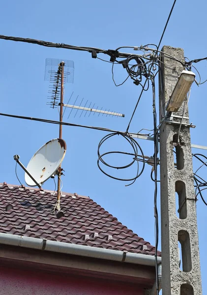 Elektrik Direği Antenler Bir Evin Çatısında — Stok fotoğraf