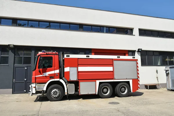 Пожежна Машина Біля Пожежної Станції — стокове фото
