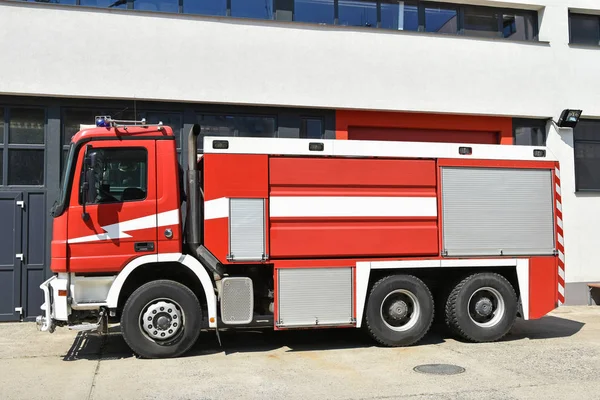 Vehículo Bomberos Junto Estación Bomberos — Foto de Stock