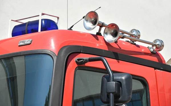 消防车顶部的喇叭和警报器 — 图库照片