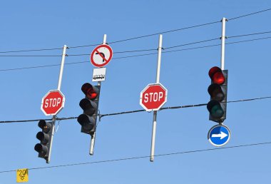 Durdurmak işaret ve trafik ışıkları