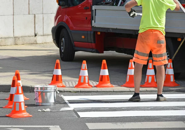 Coni Traffico Sulla Strada Dove Uomo Sta Dipingendo Segni Attraversamento — Foto Stock