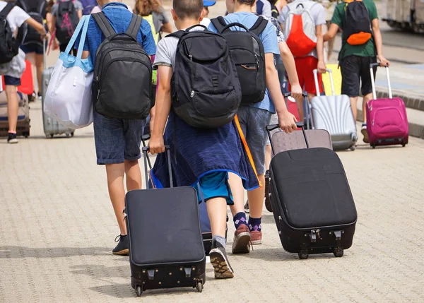 Bagaj ile sokakta çocuklar