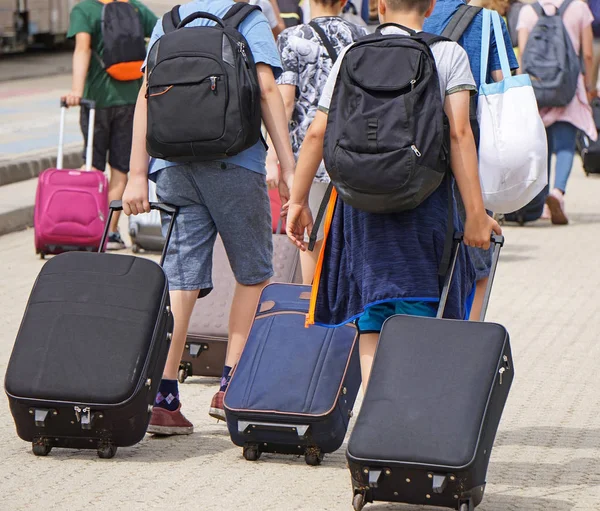 Bagaj ile sokakta çocuklar