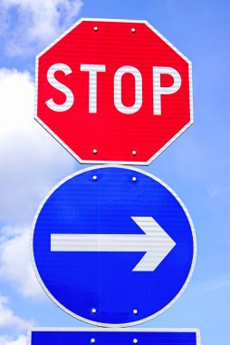 Dur işareti ve ok trafik işaretleri