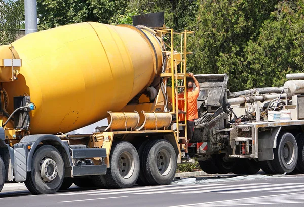 Betonmischer Lkw Auf Der Baustelle — Stockfoto