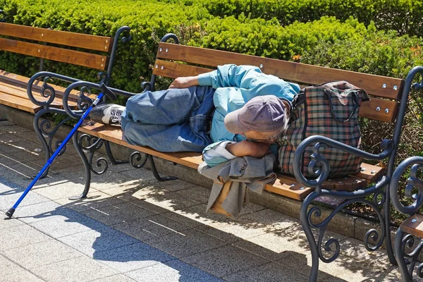 Hombre Sin Hogar Está Durmiendo Banco Del Parque Aire Libre — Foto de Stock