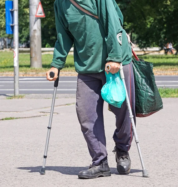 老人在街上拄着拐杖走路 — 图库照片