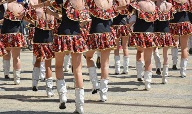 Bir festivalde dans öğrencileri davul