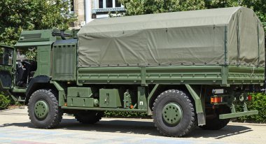 Sokakta araç askeri kamyon