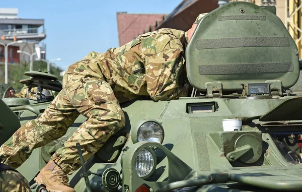 Bir zırhlı askeri araç parçası