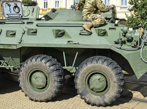 Bir zırhlı askeri araç parçası