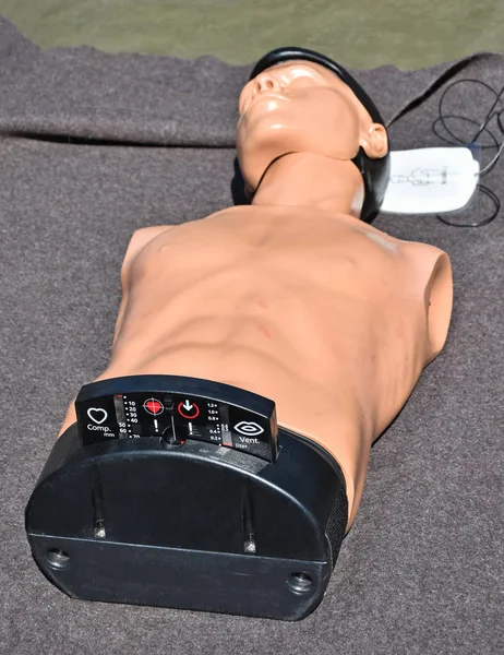 CPR göğüs sıkıştırma uygulamak için kukla