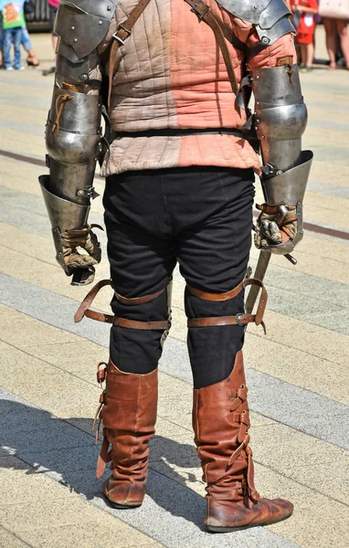 Savaşmaya hazır bir kılıçla zırhlı knight