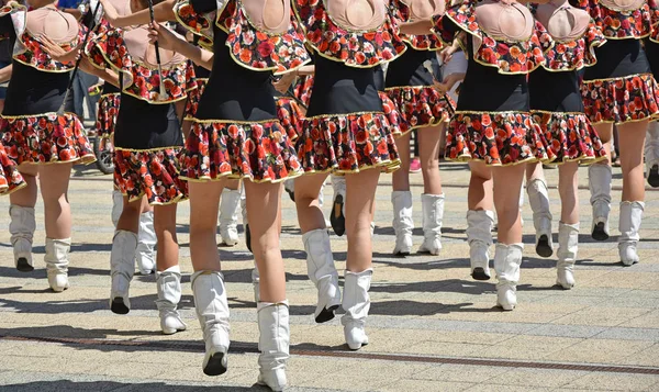 Bir festivalde dans öğrencileri davul