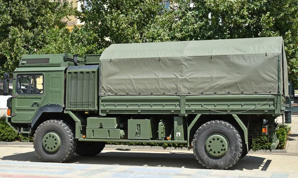 Militärlastwagen Auf Der Straße — Stockfoto