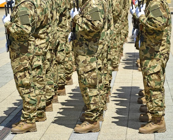 Солдаты Стоящие Ряд Военном Параде — стоковое фото
