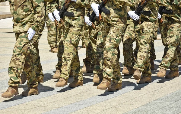 Soldados Marchando Con Ametralladoras —  Fotos de Stock