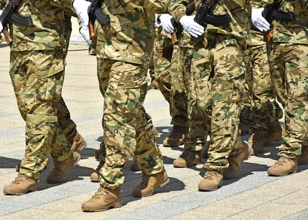 Soldaten Marschieren Mit Maschinengewehren Der Hand — Stockfoto