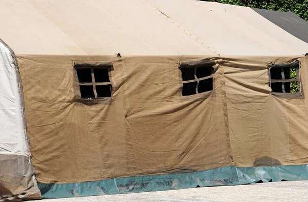Bir askeri çadır parçası